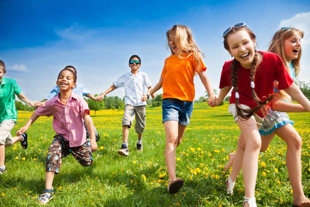 bambini-corrono-all-aperto